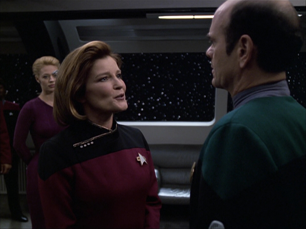 extant_StarTrek_VOY_6x04-TinkerTenorDoctorSpy_03606.jpg