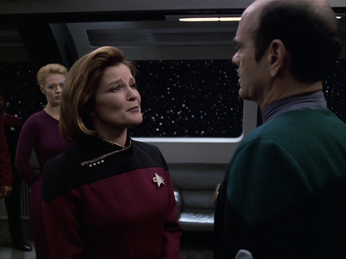extant_StarTrek_VOY_6x04-TinkerTenorDoctorSpy_03607.jpg