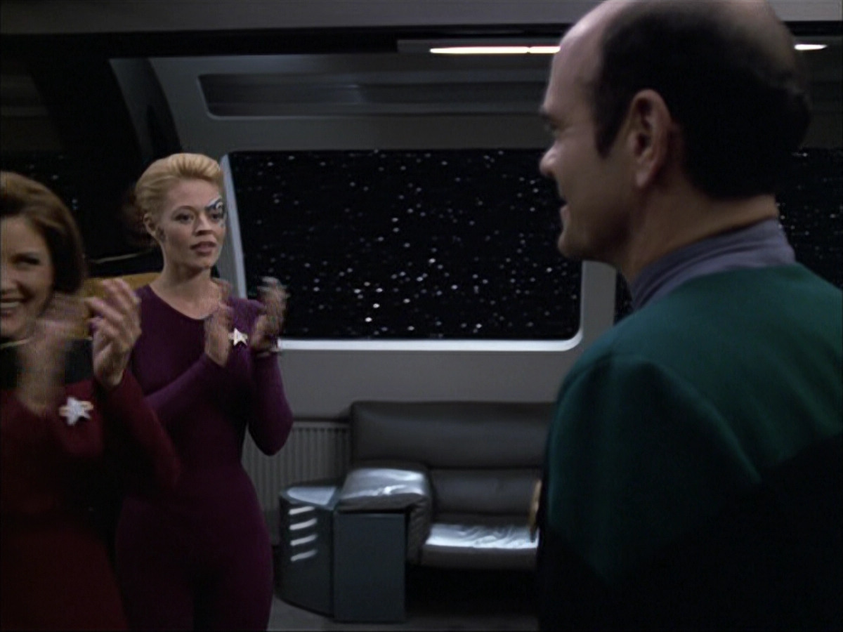 extant_StarTrek_VOY_6x04-TinkerTenorDoctorSpy_03613.jpg