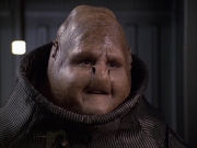 extant_StarTrek_VOY_6x04-TinkerTenorDoctorSpy_02690.jpg