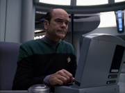 extant_StarTrek_VOY_6x04-TinkerTenorDoctorSpy_03555.jpg