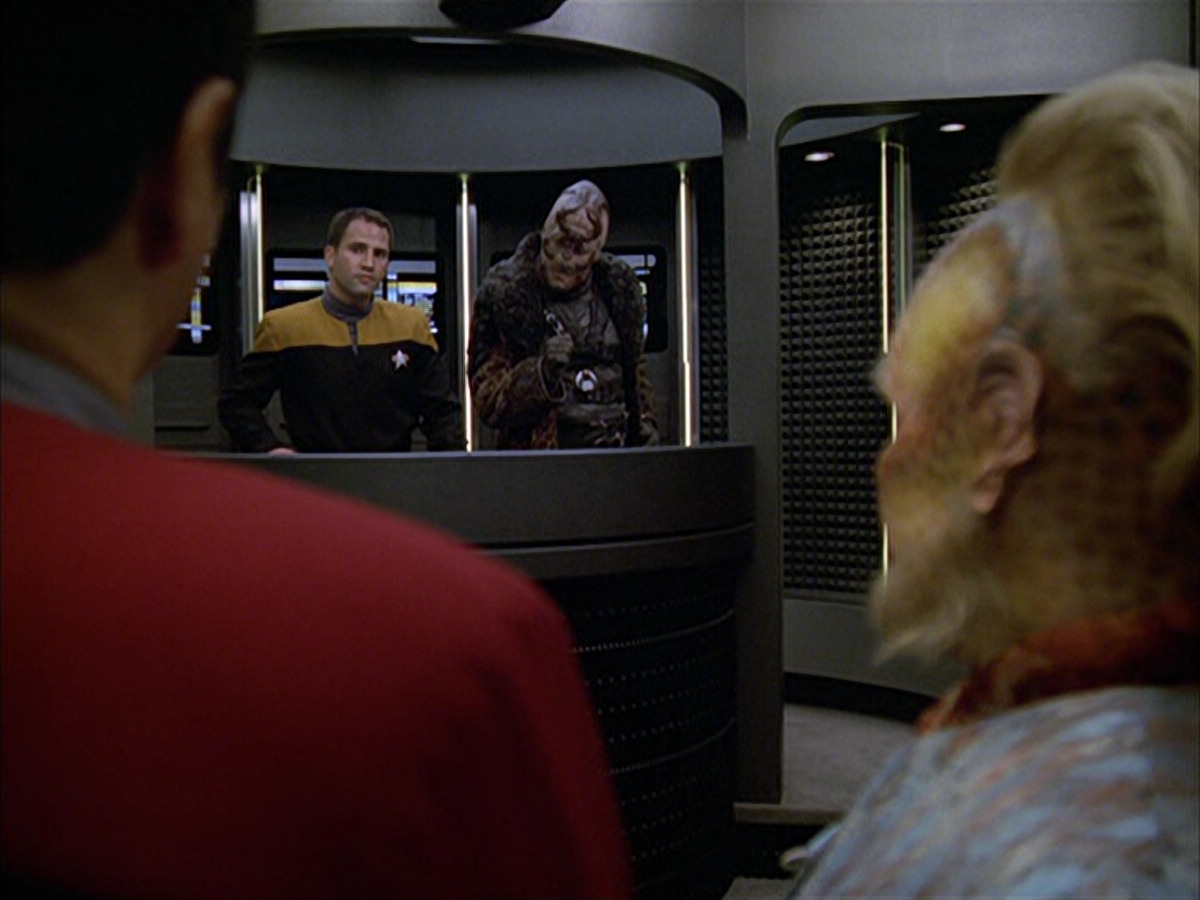 extant_StarTrek_VOY_6x05-Alice_00393.jpg