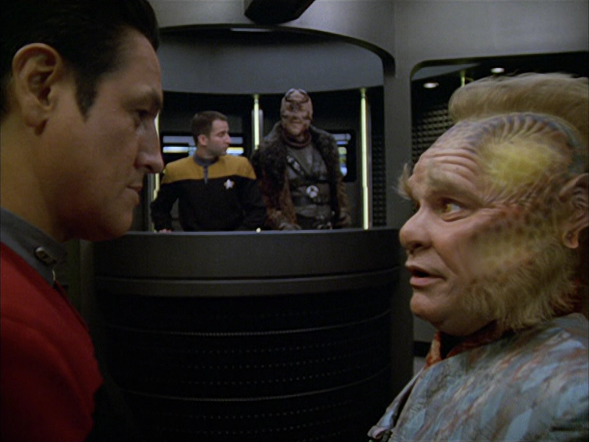 extant_StarTrek_VOY_6x05-Alice_00408.jpg