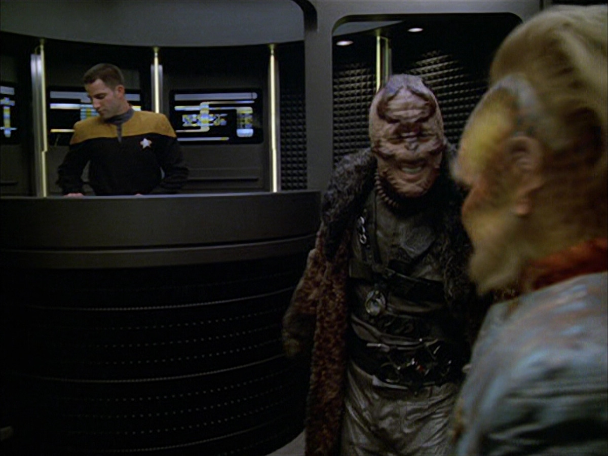 extant_StarTrek_VOY_6x05-Alice_00421.jpg