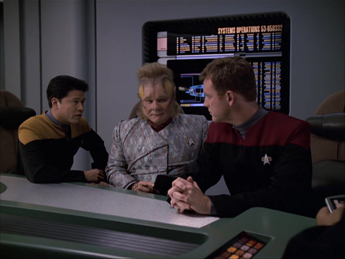 extant_StarTrek_VOY_6x05-Alice_00580.jpg