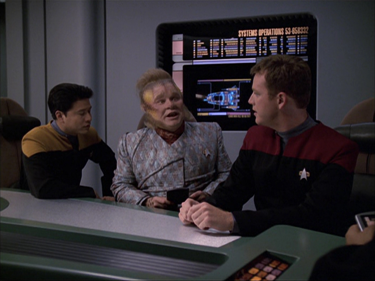 extant_StarTrek_VOY_6x05-Alice_00590.jpg
