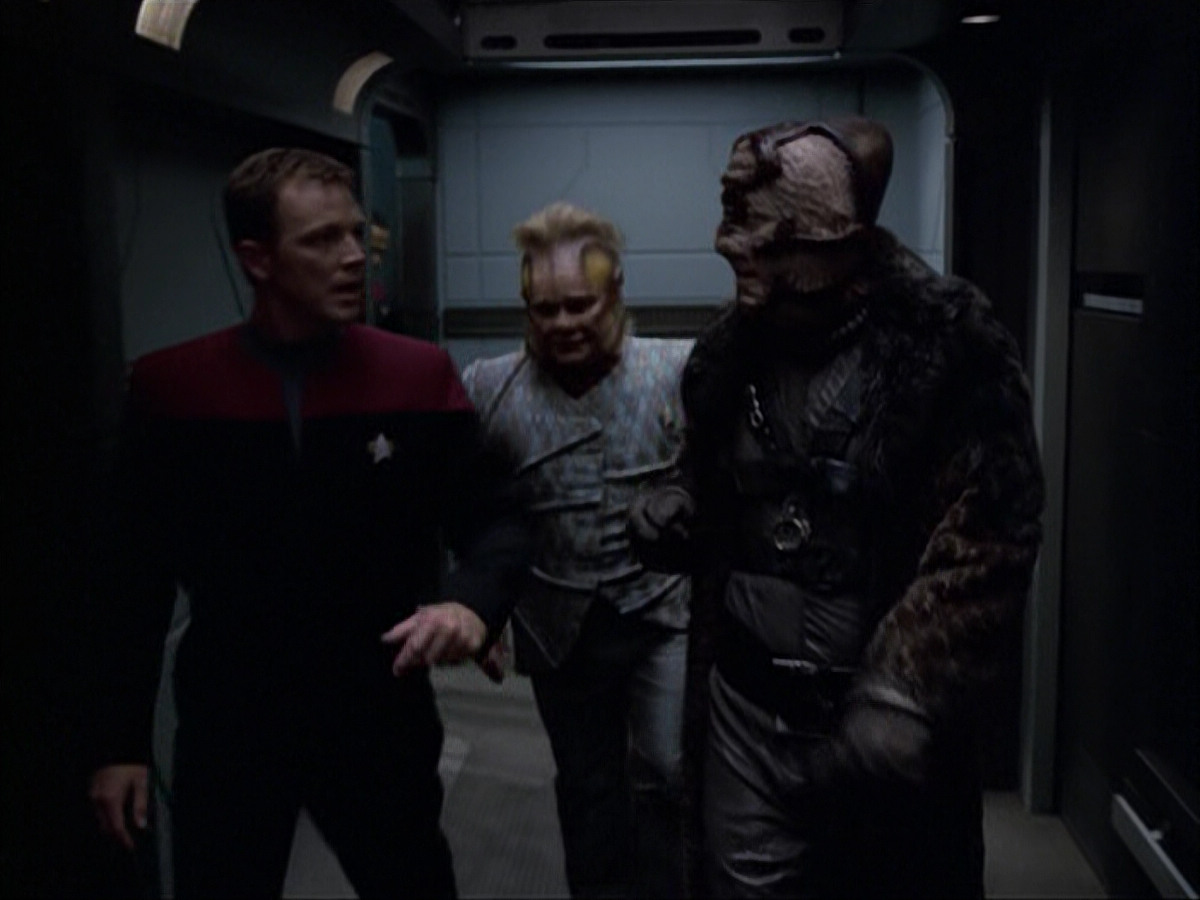 extant_StarTrek_VOY_6x05-Alice_00617.jpg