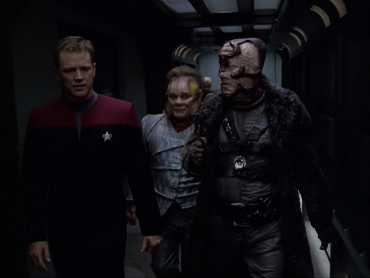 extant_StarTrek_VOY_6x05-Alice_00622.jpg