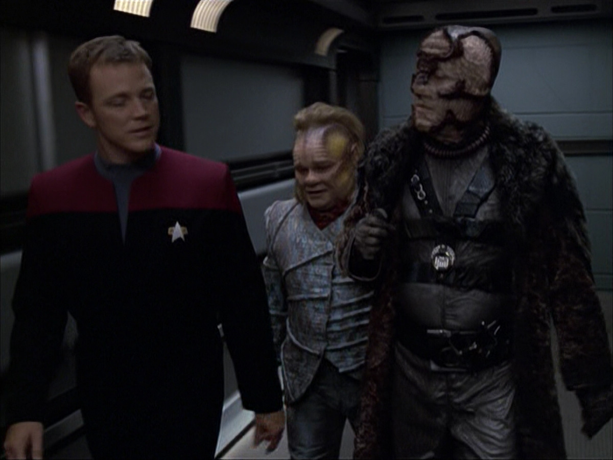 extant_StarTrek_VOY_6x05-Alice_00630.jpg