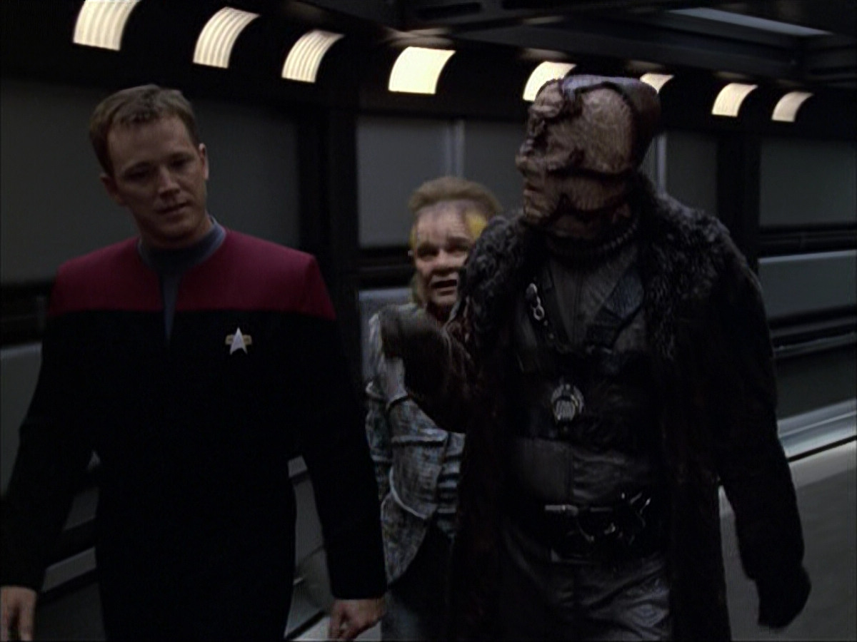 extant_StarTrek_VOY_6x05-Alice_00633.jpg