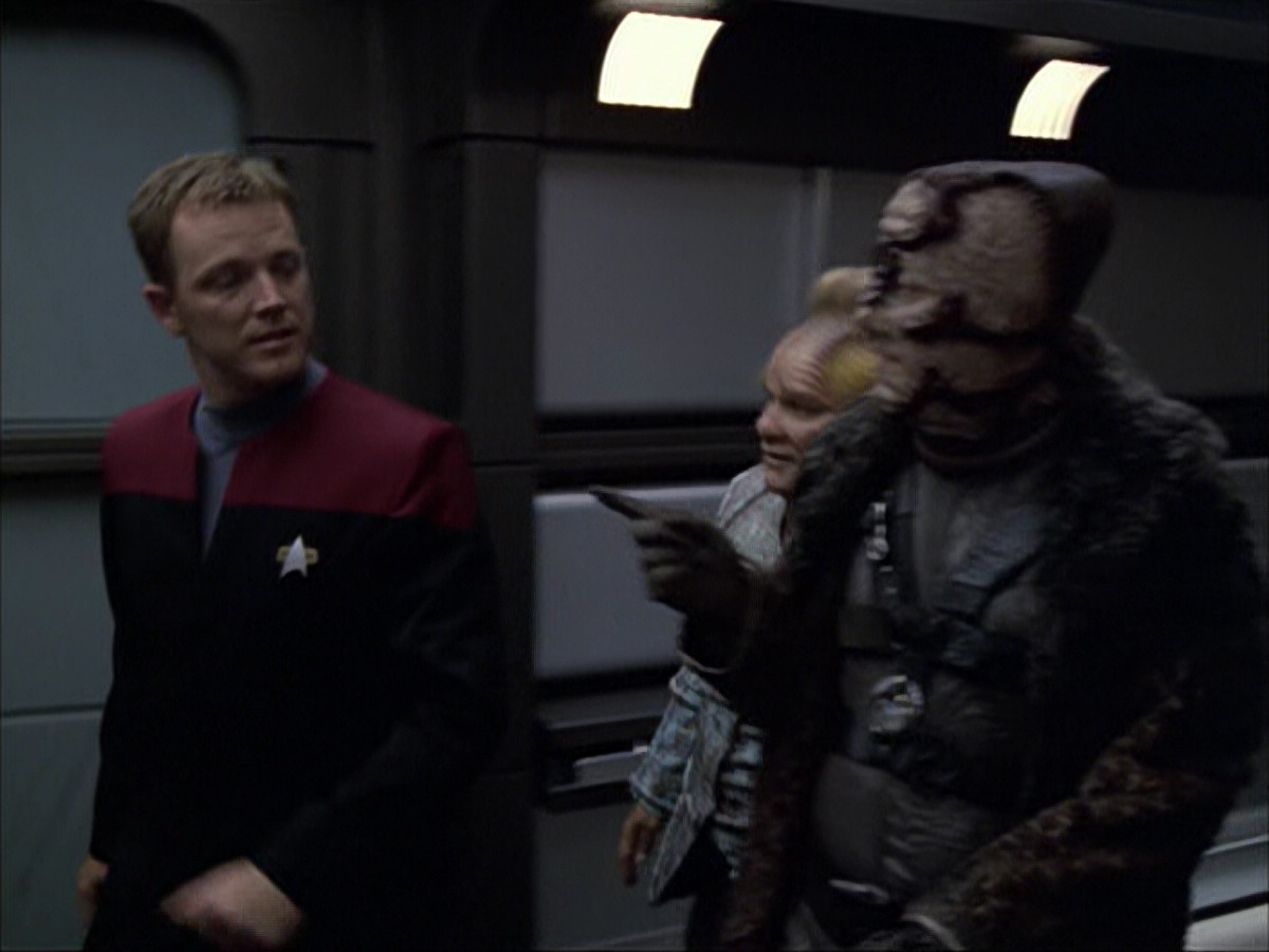 extant_StarTrek_VOY_6x05-Alice_00637.jpg