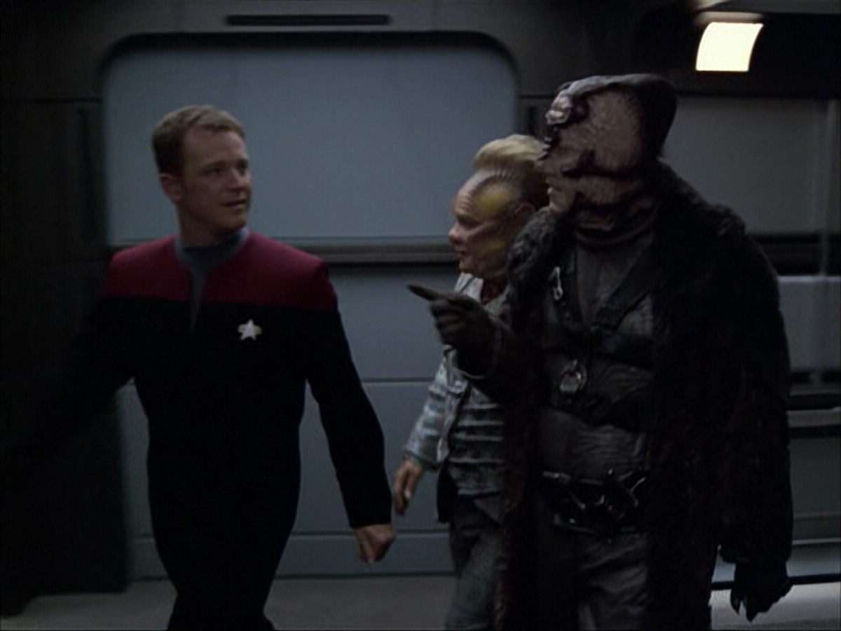 extant_StarTrek_VOY_6x05-Alice_00638.jpg