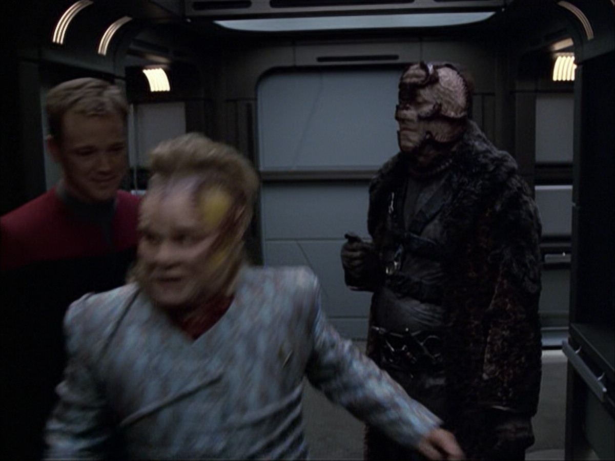 extant_StarTrek_VOY_6x05-Alice_00648.jpg