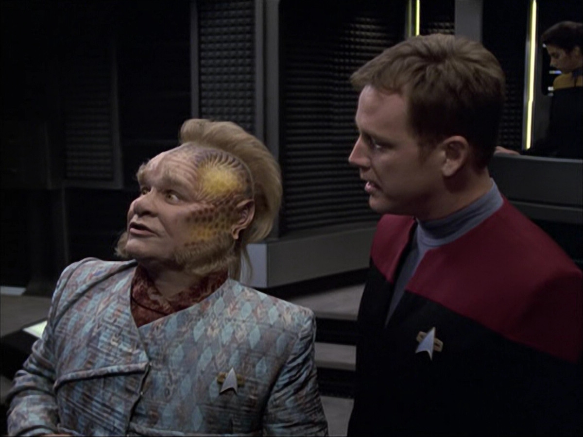 extant_StarTrek_VOY_6x05-Alice_00659.jpg