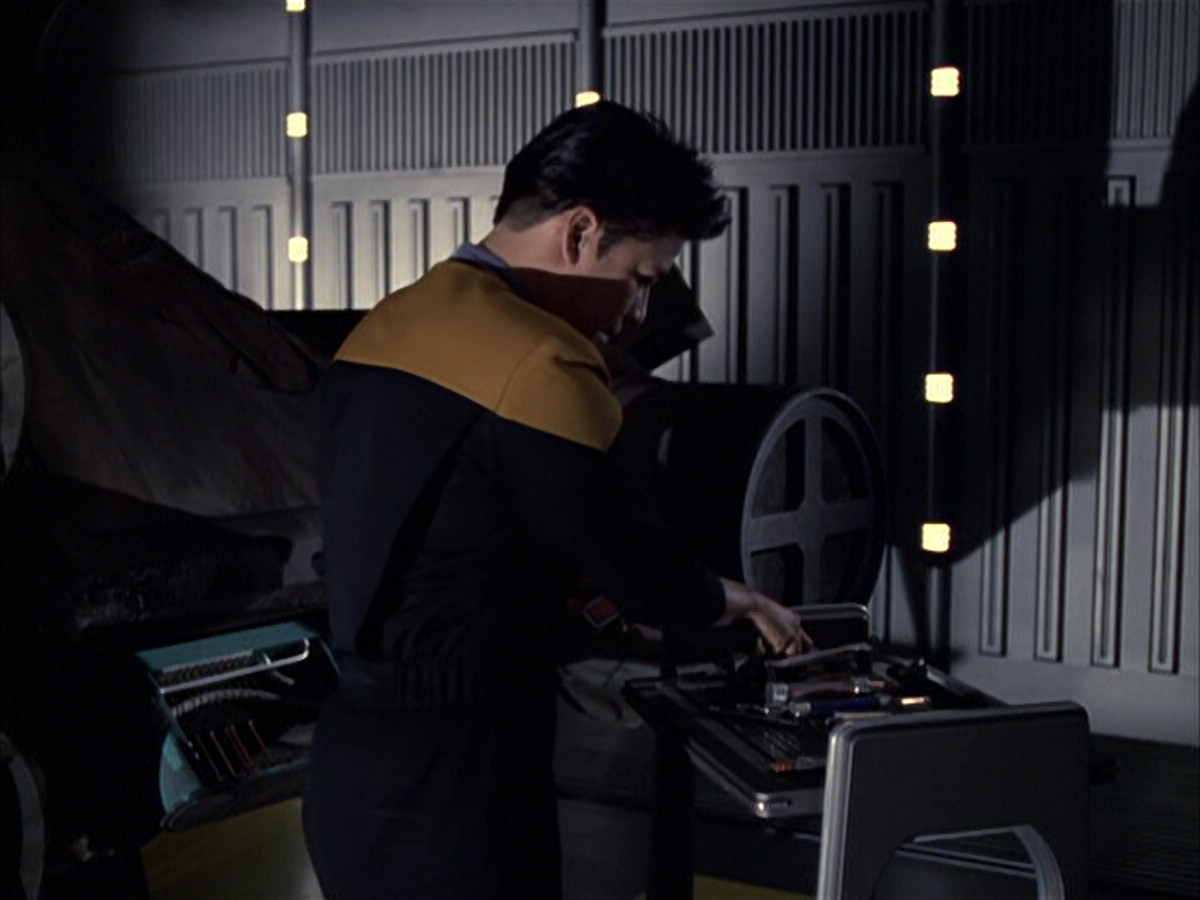 extant_StarTrek_VOY_6x05-Alice_00690.jpg