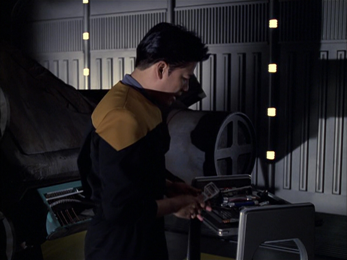 extant_StarTrek_VOY_6x05-Alice_00691.jpg