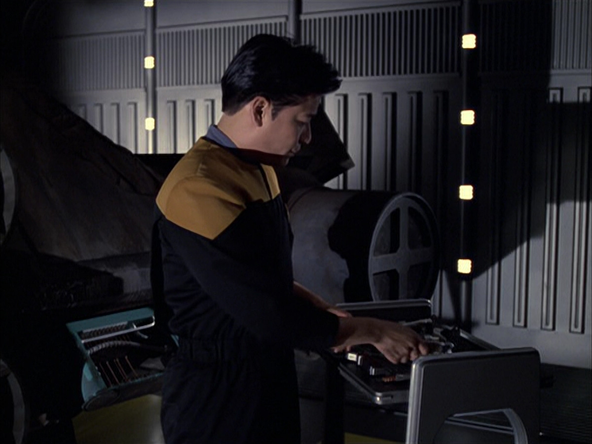 extant_StarTrek_VOY_6x05-Alice_00699.jpg