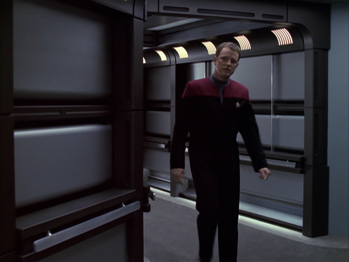 extant_StarTrek_VOY_6x05-Alice_00929.jpg