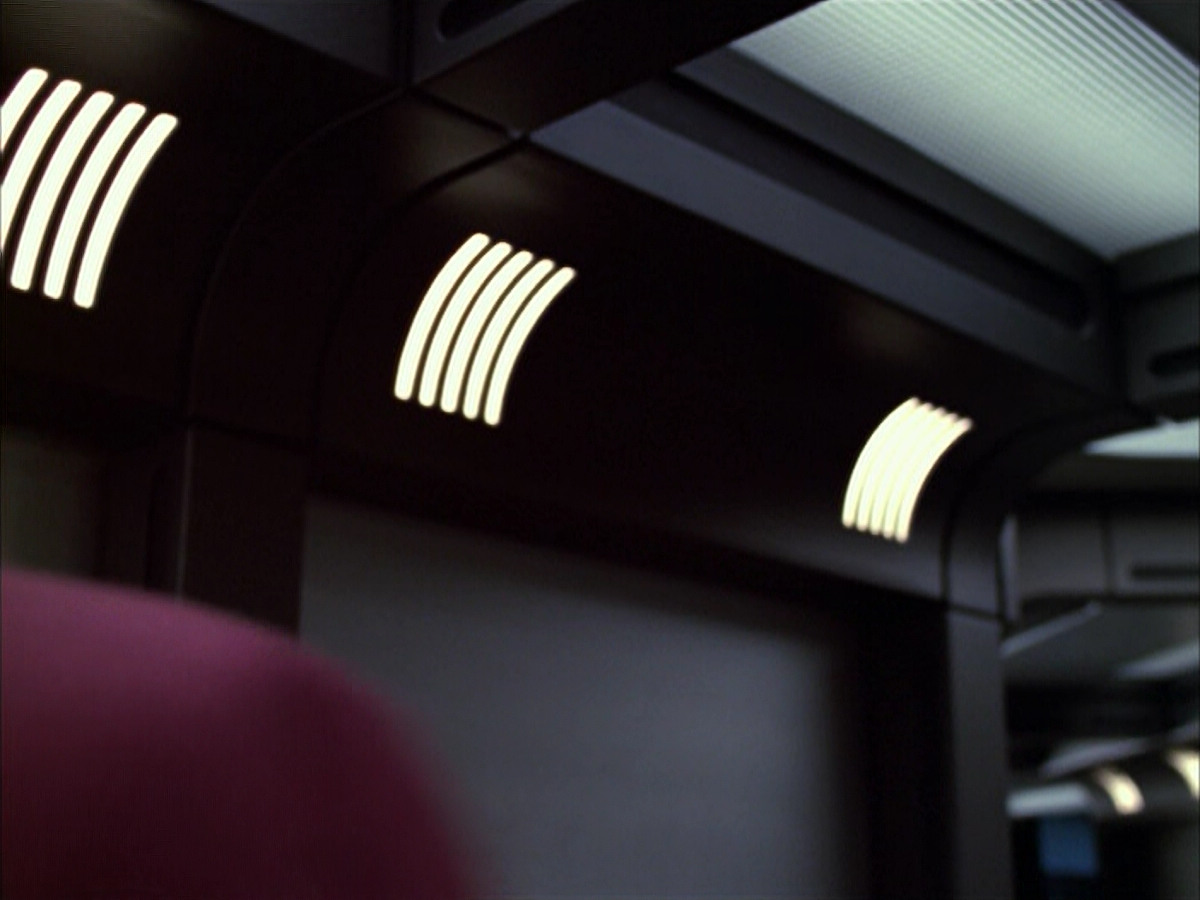 extant_StarTrek_VOY_6x05-Alice_00943.jpg