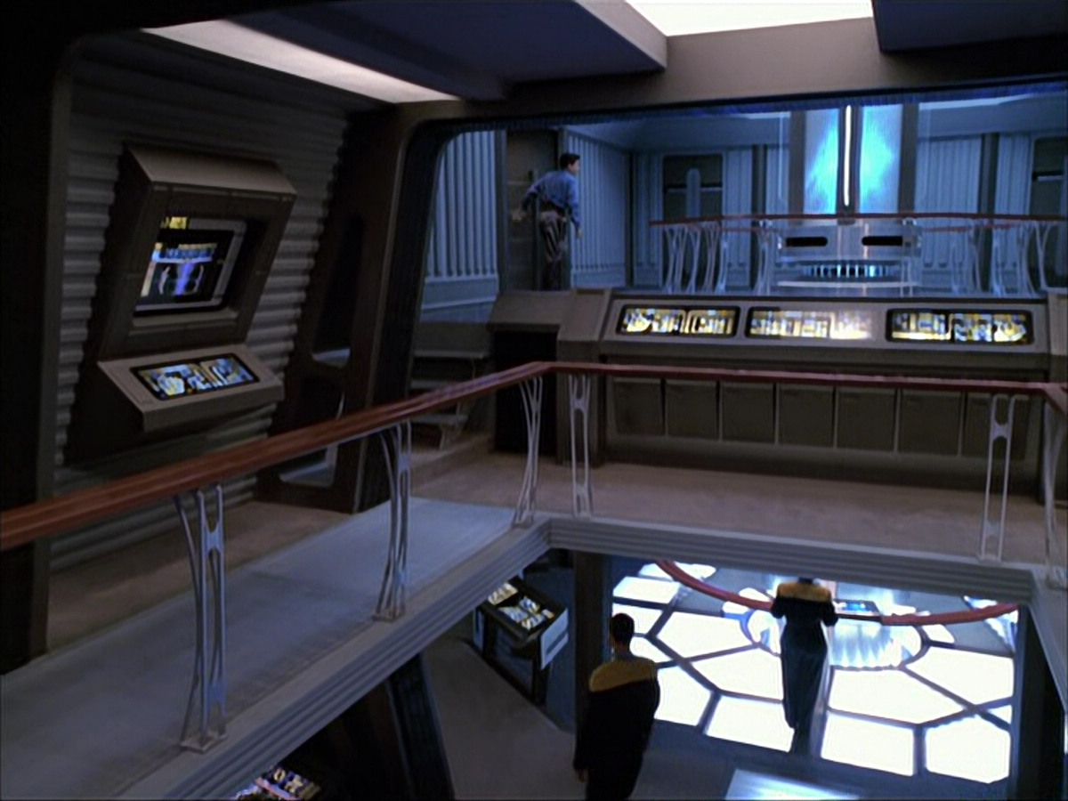 extant_StarTrek_VOY_6x05-Alice_01053.jpg