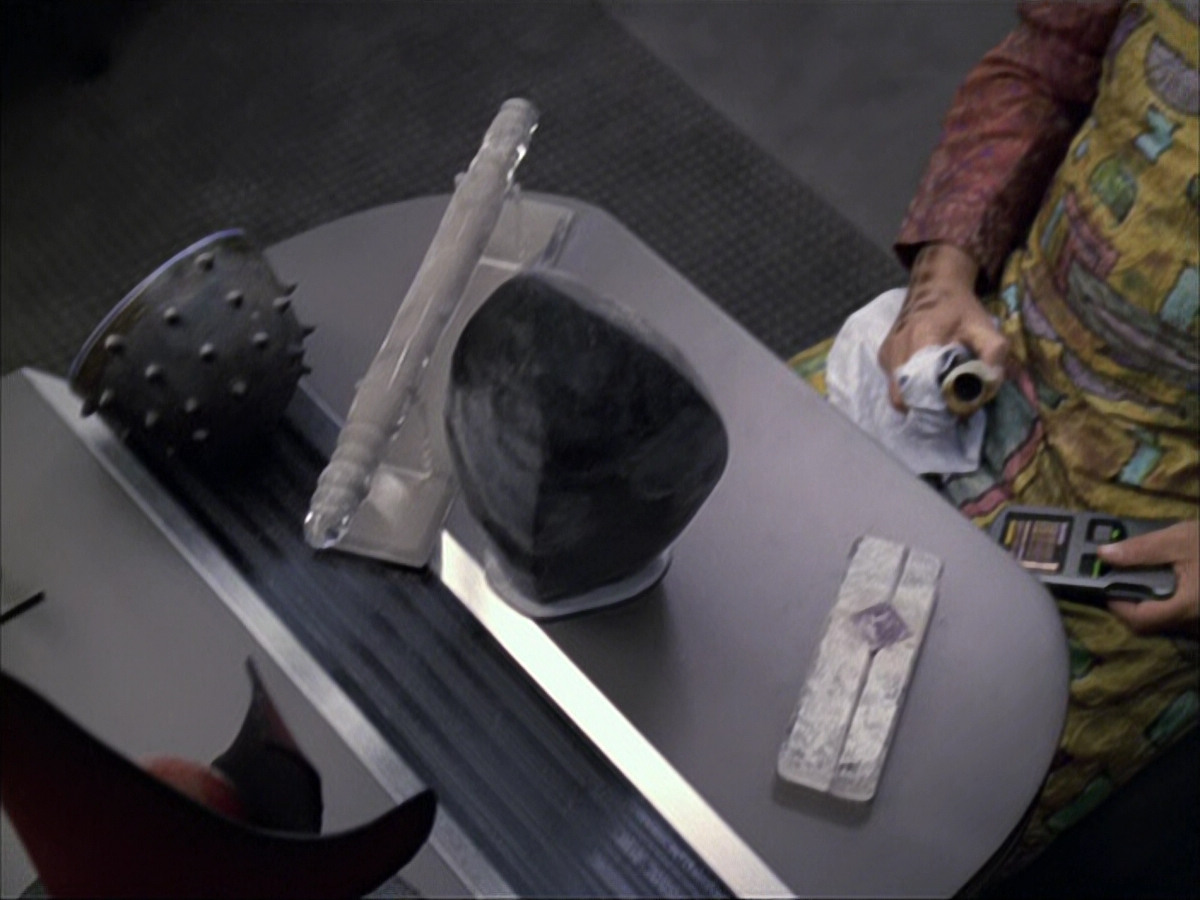 extant_StarTrek_VOY_6x05-Alice_01170.jpg