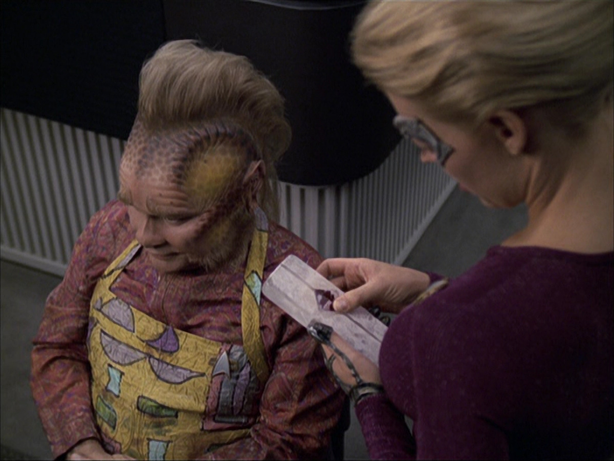 extant_StarTrek_VOY_6x05-Alice_01182.jpg