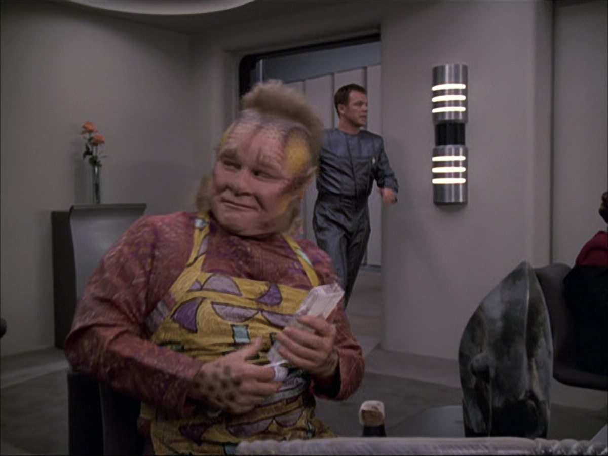 extant_StarTrek_VOY_6x05-Alice_01220.jpg