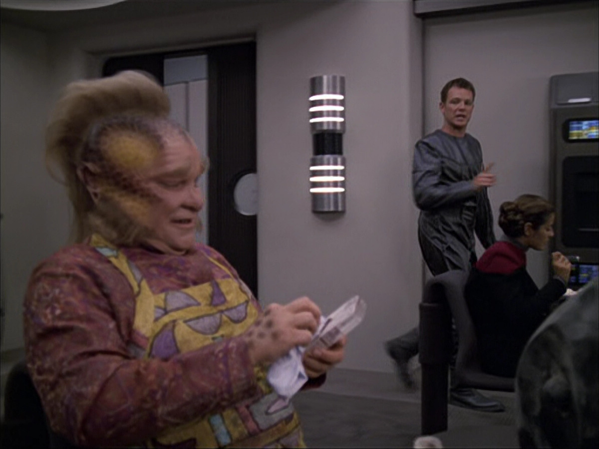 extant_StarTrek_VOY_6x05-Alice_01222.jpg