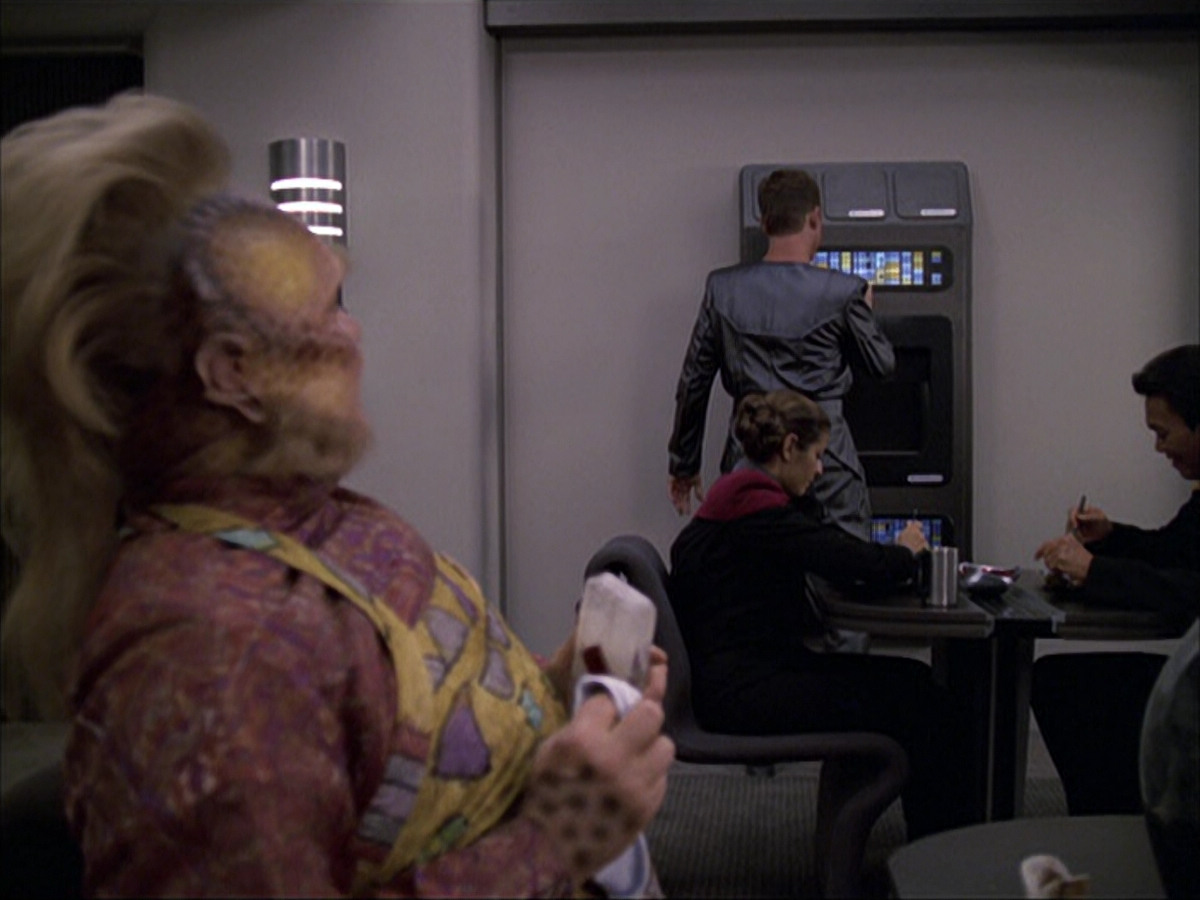 extant_StarTrek_VOY_6x05-Alice_01225.jpg