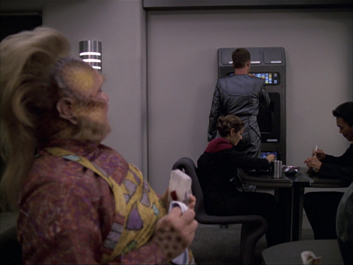 extant_StarTrek_VOY_6x05-Alice_01226.jpg