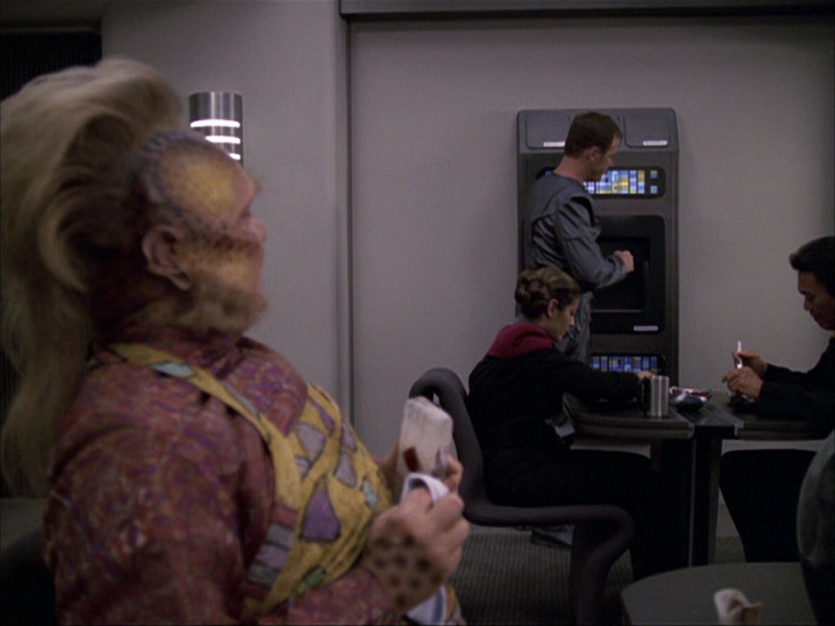 extant_StarTrek_VOY_6x05-Alice_01229.jpg