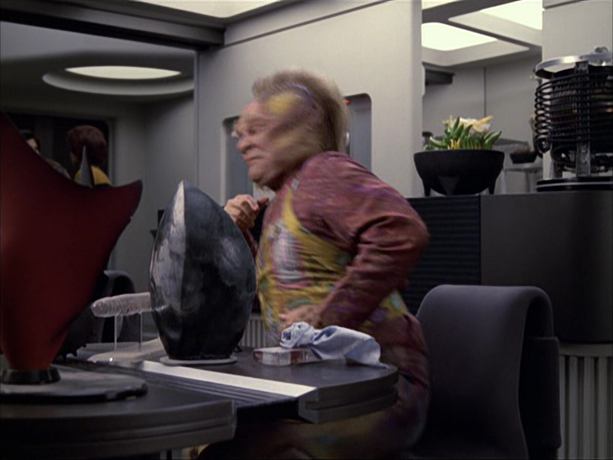 extant_StarTrek_VOY_6x05-Alice_01233.jpg