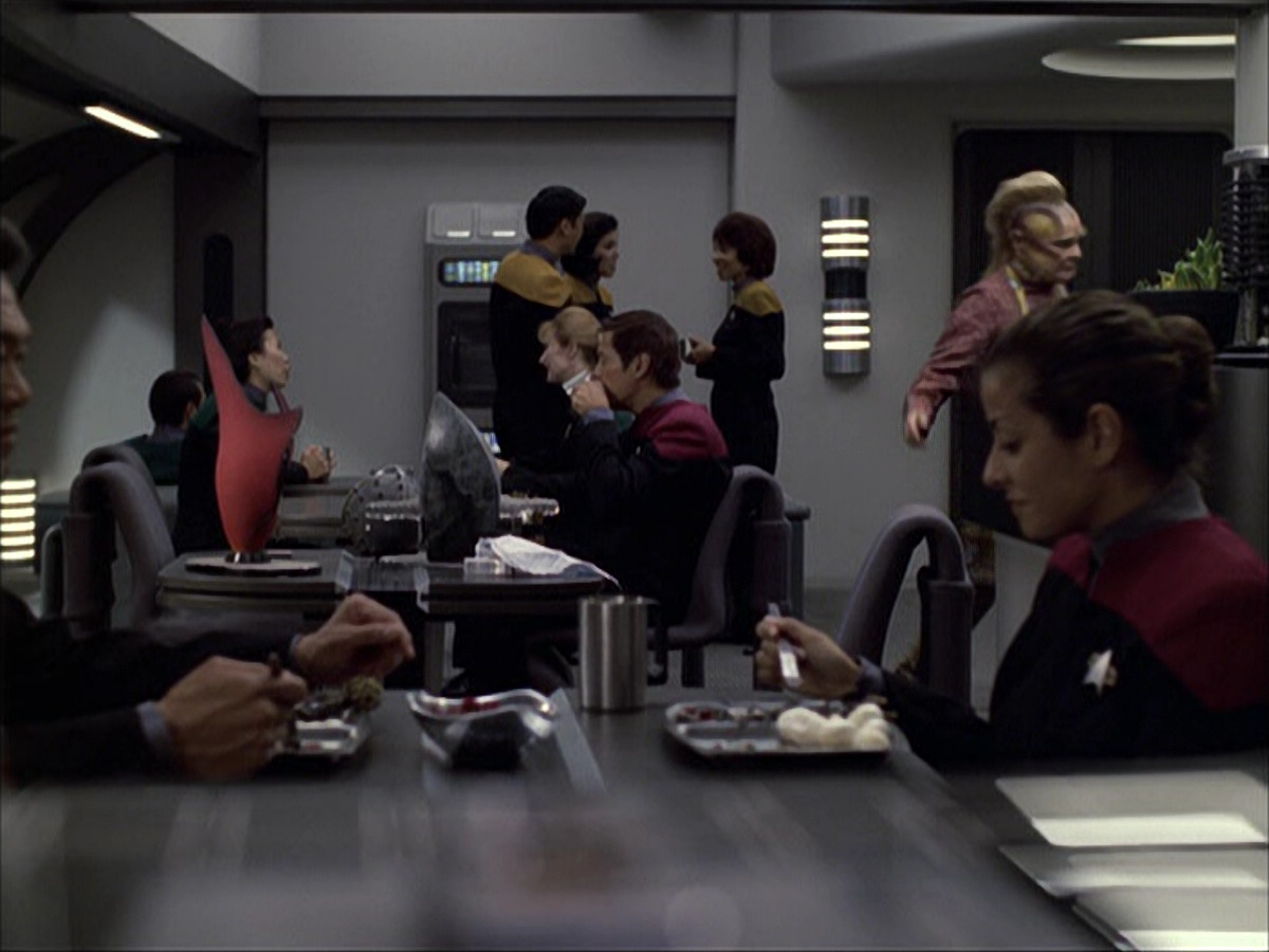 extant_StarTrek_VOY_6x05-Alice_01237.jpg