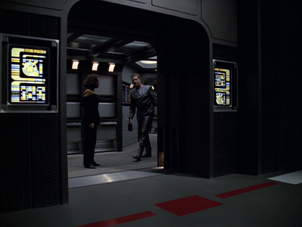 extant_StarTrek_VOY_6x05-Alice_01305.jpg