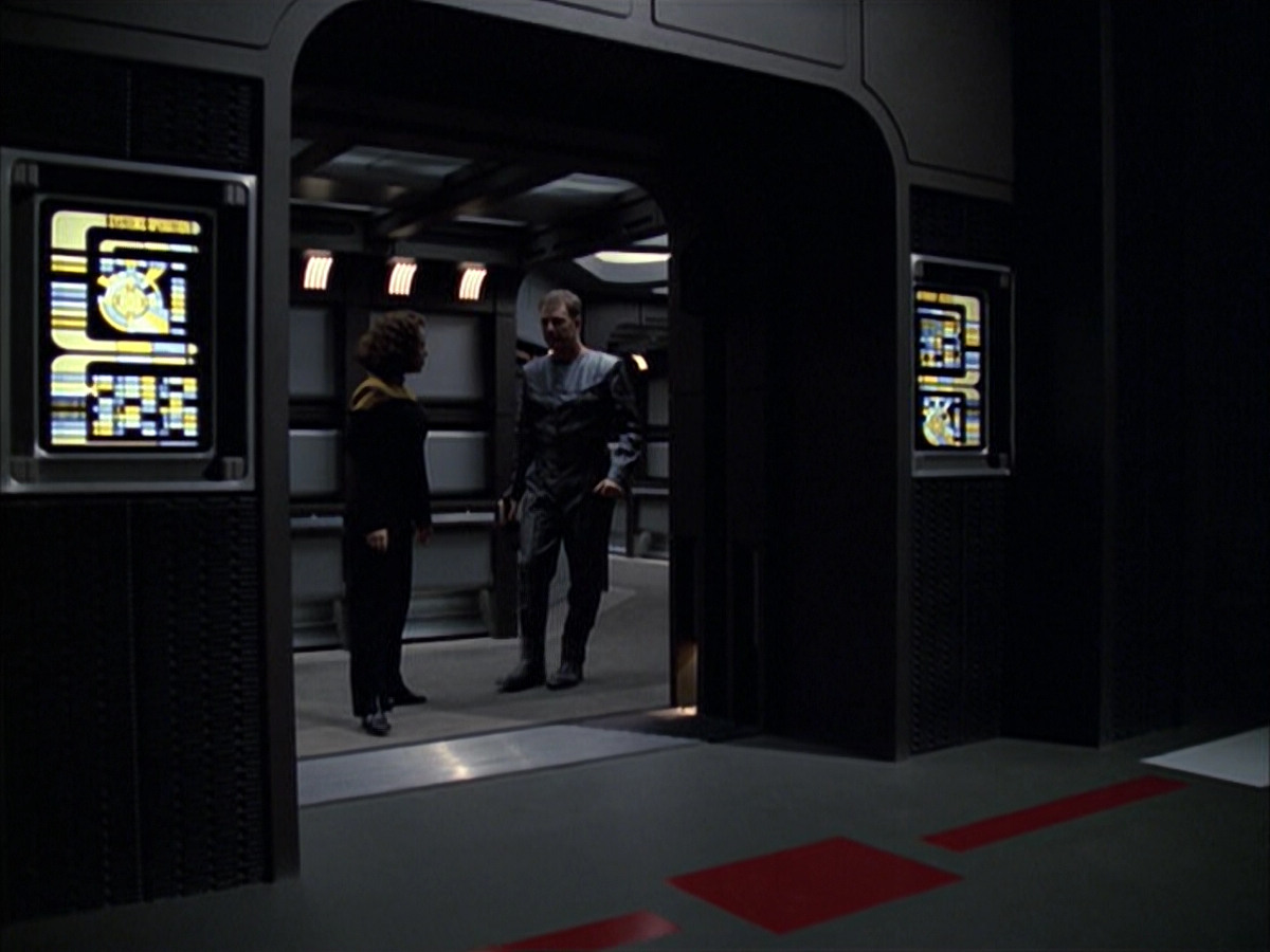 extant_StarTrek_VOY_6x05-Alice_01306.jpg