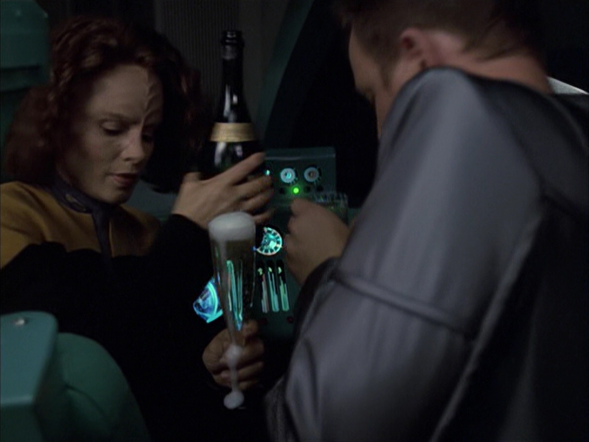 extant_StarTrek_VOY_6x05-Alice_01360.jpg