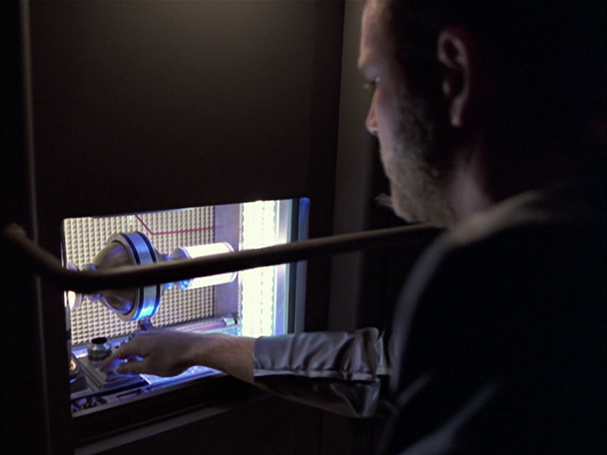 extant_StarTrek_VOY_6x05-Alice_01862.jpg