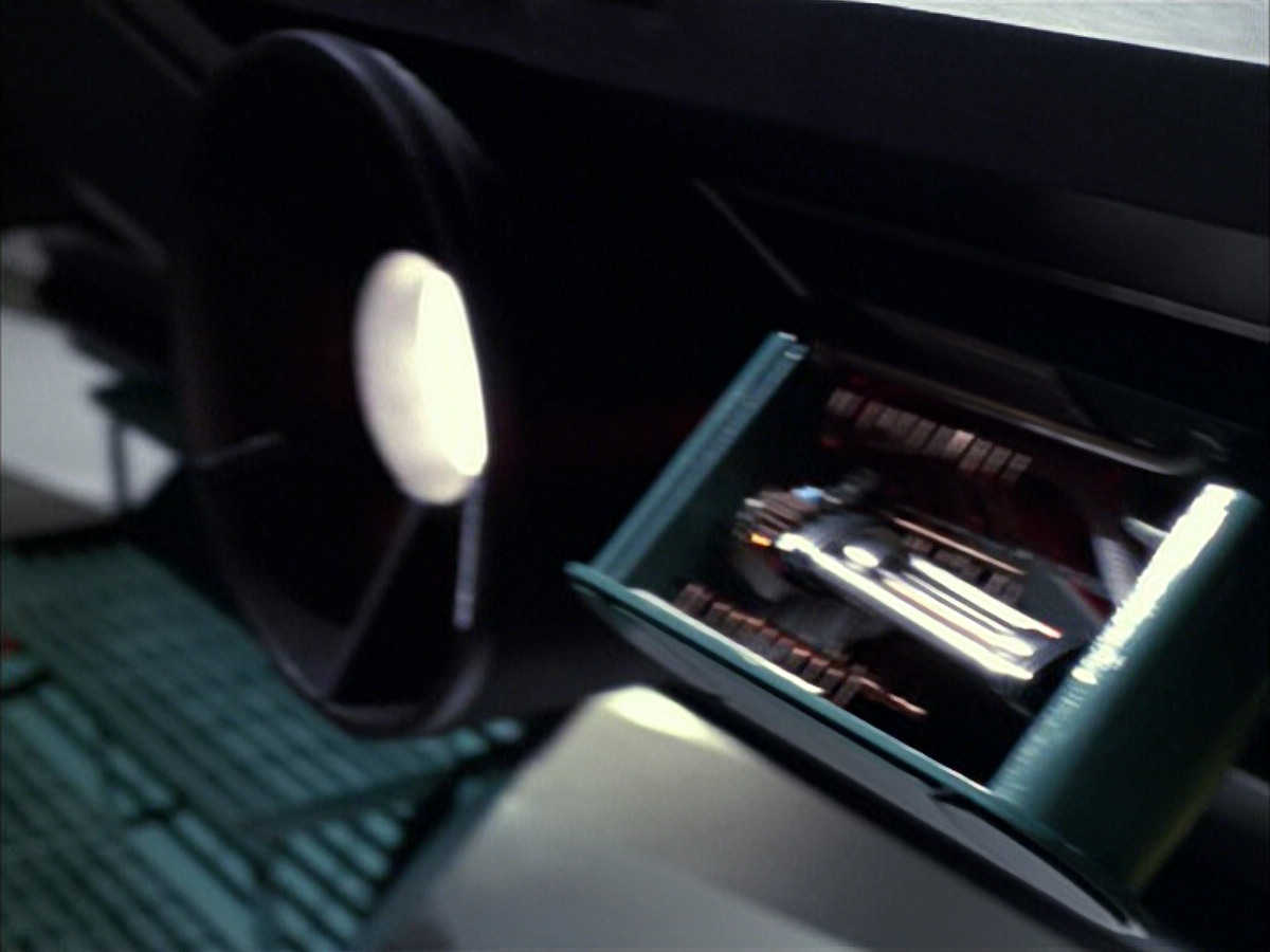 extant_StarTrek_VOY_6x05-Alice_02264.jpg