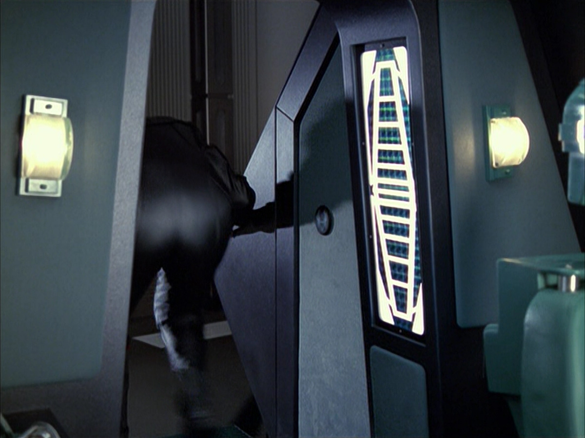 extant_StarTrek_VOY_6x05-Alice_02363.jpg