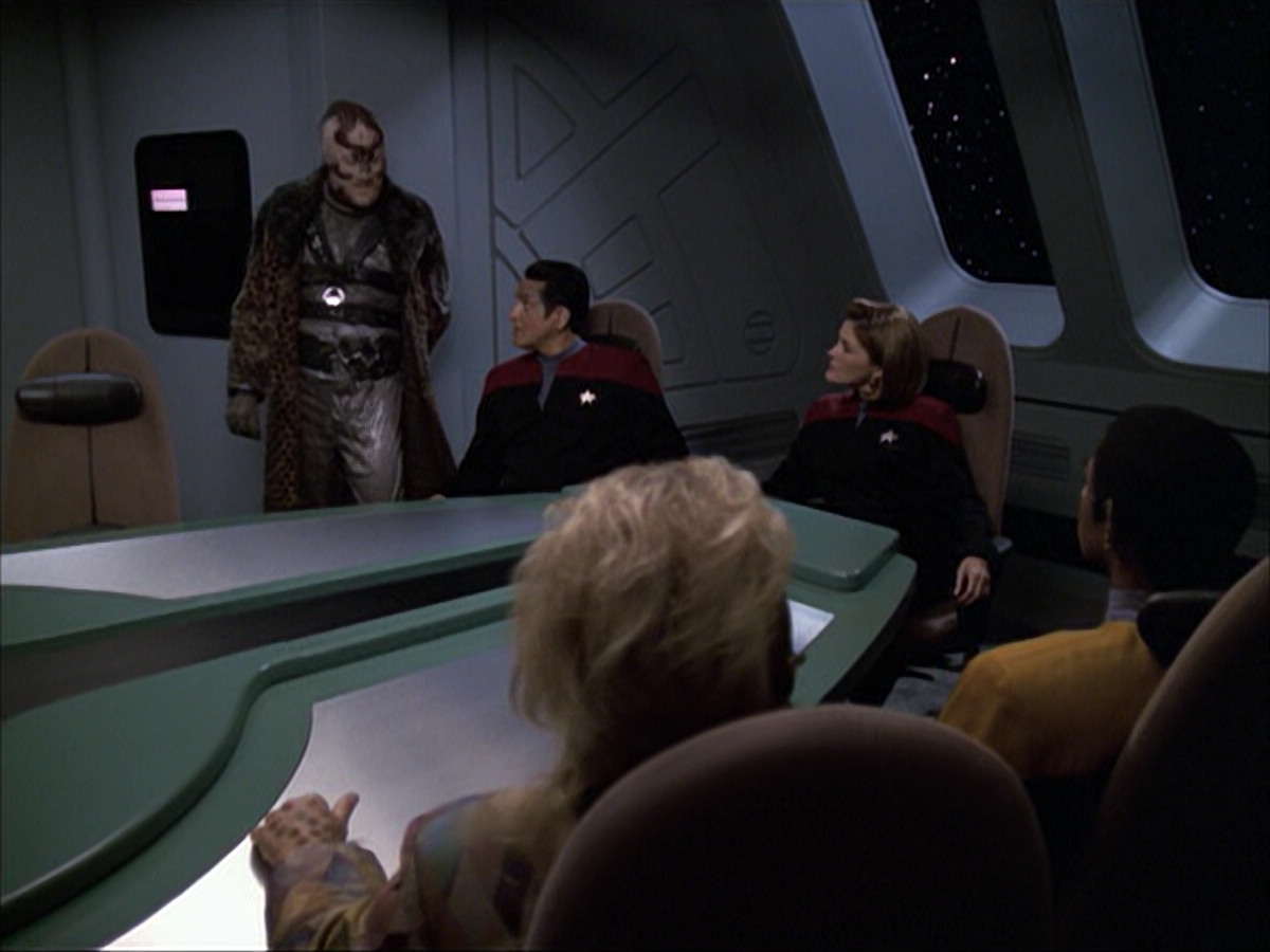 extant_StarTrek_VOY_6x05-Alice_02926.jpg
