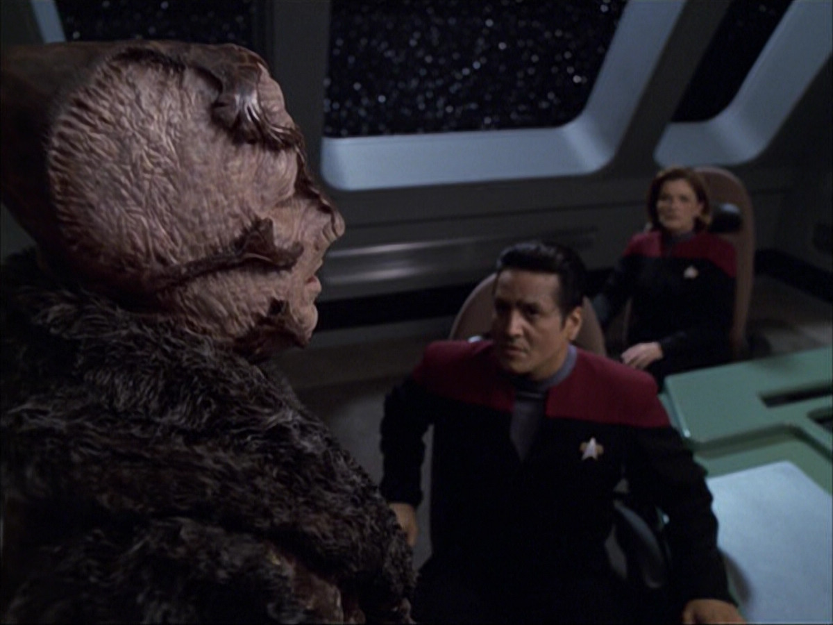 extant_StarTrek_VOY_6x05-Alice_02960.jpg