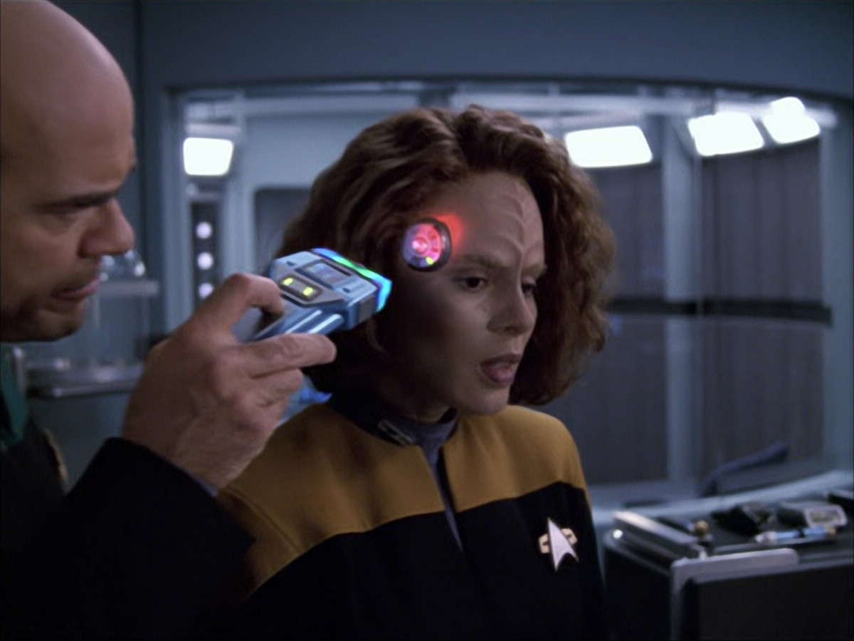 extant_StarTrek_VOY_6x05-Alice_03331.jpg