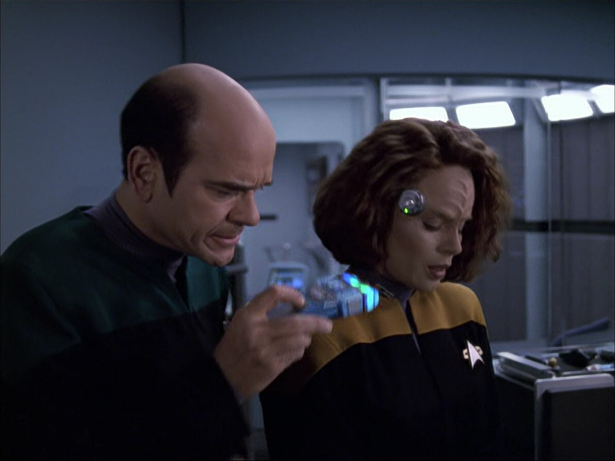 extant_StarTrek_VOY_6x05-Alice_03333.jpg