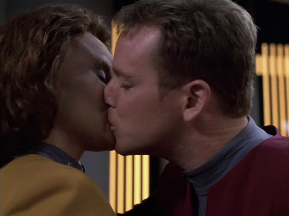 extant_StarTrek_VOY_6x05-Alice_03633.jpg