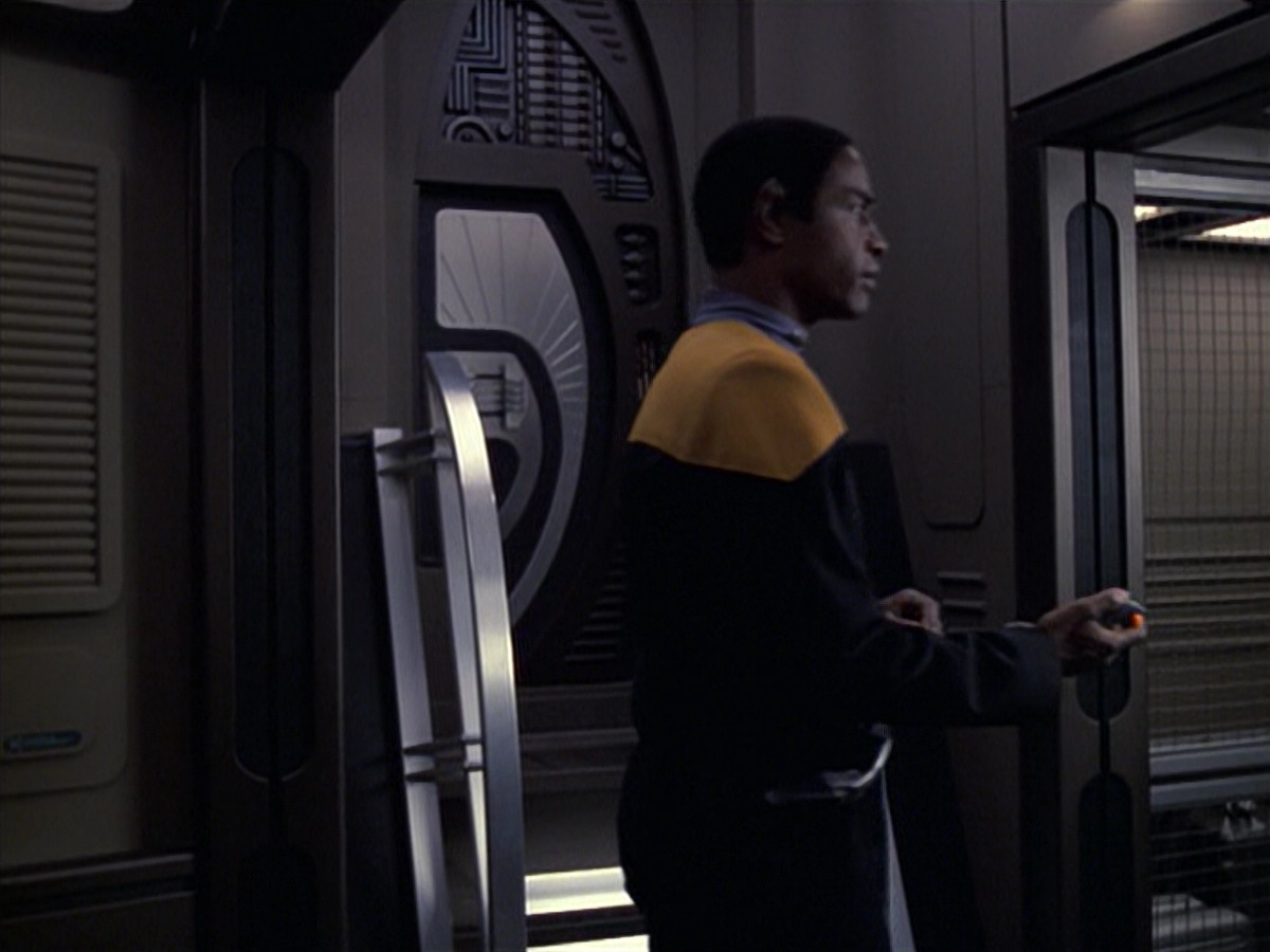 extant_StarTrek_VOY_6x06-Riddles_00235.jpg