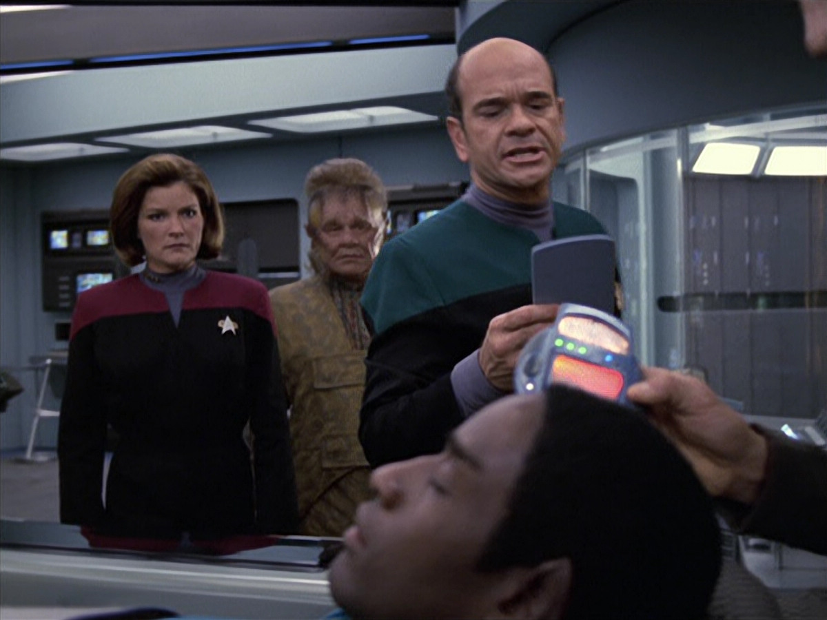 extant_StarTrek_VOY_6x06-Riddles_00790.jpg