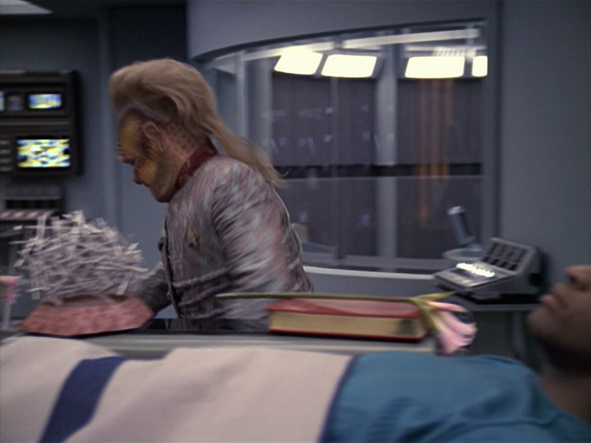 extant_StarTrek_VOY_6x06-Riddles_00983.jpg