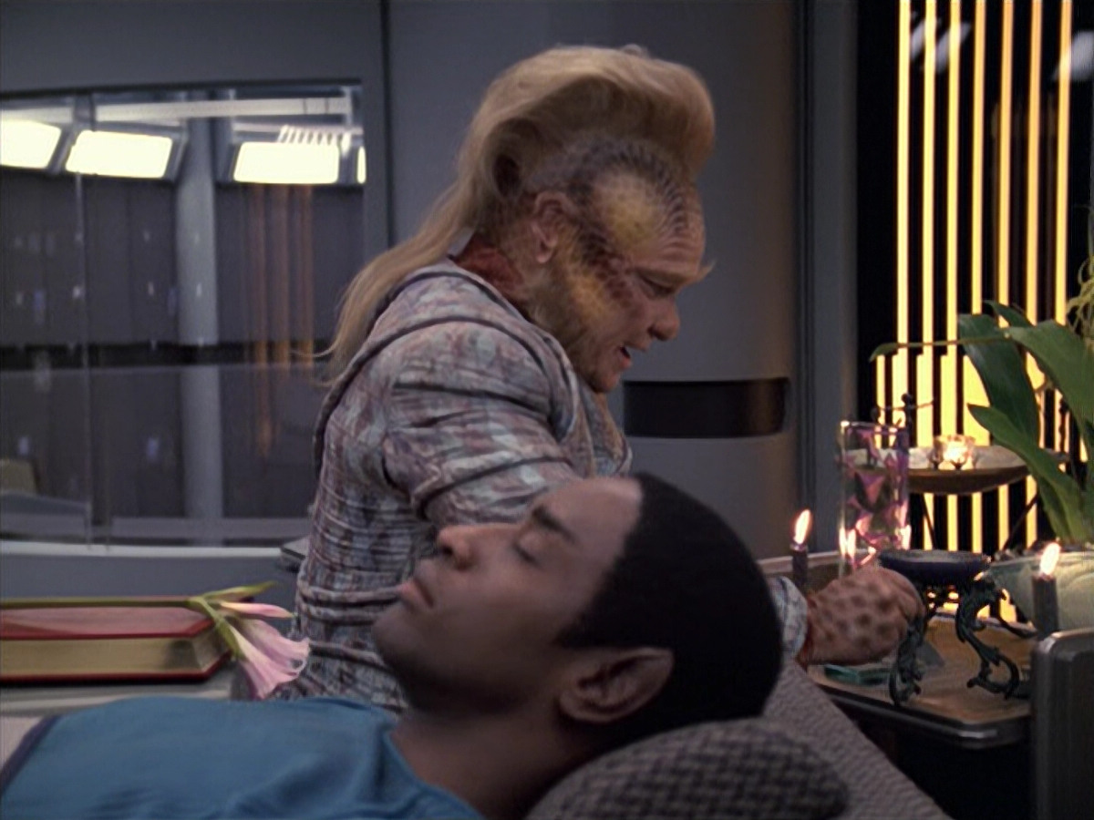 extant_StarTrek_VOY_6x06-Riddles_00988.jpg