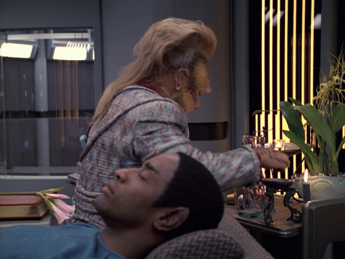 extant_StarTrek_VOY_6x06-Riddles_00990.jpg