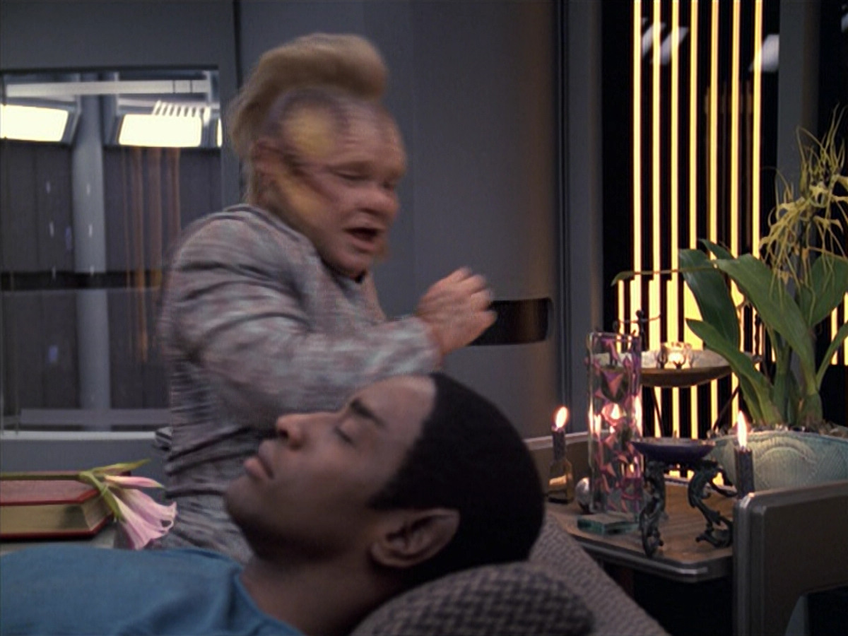extant_StarTrek_VOY_6x06-Riddles_01001.jpg